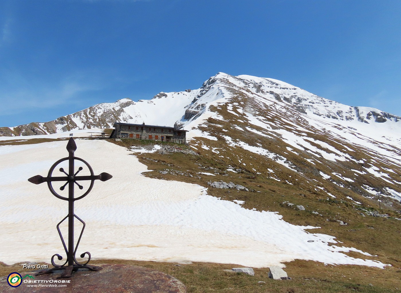 54 Eccomi giunto a Capanna 2000 con Arera ancora biancheggiante di neve.JPG